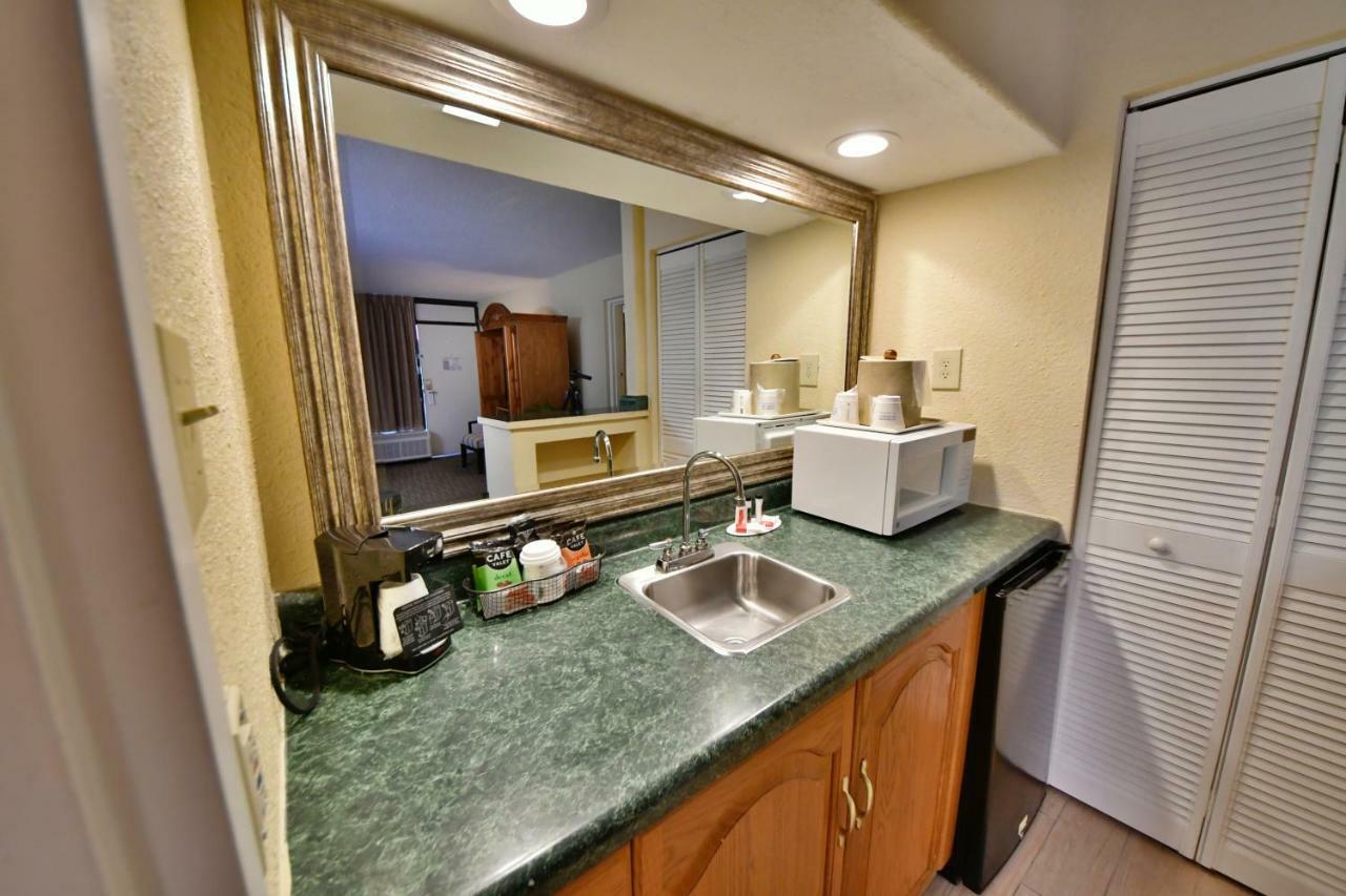 Ramada By Wyndham Jacksonville Hotel & Conference Center מראה חיצוני תמונה
